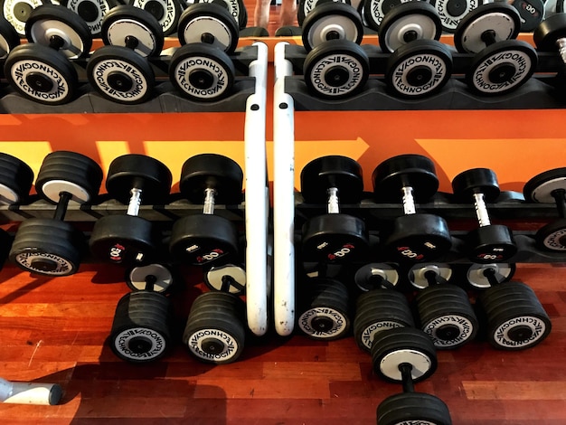 Foto hochwinkelansicht von hanteln im fitnessstudio