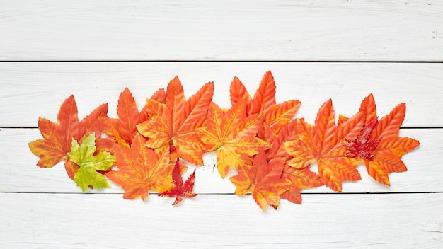 Hochwinkelansicht von Herbstblättern auf dem Tisch