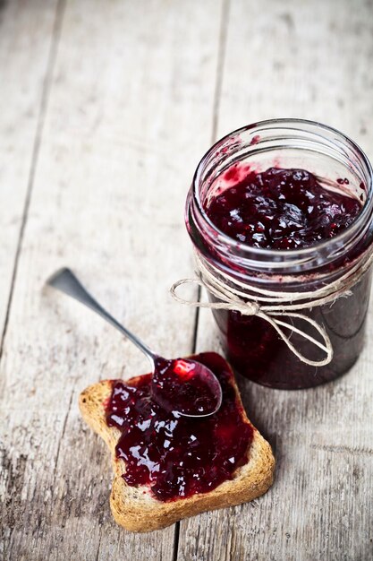 Foto hochwinkelansicht von himbeeren in einem glaskrug auf dem tisch