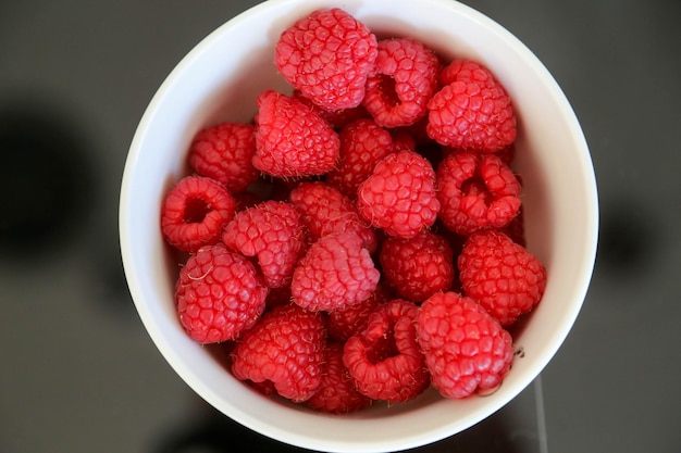 Hochwinkelansicht von Himbeeren in einer Schüssel auf dem Tisch