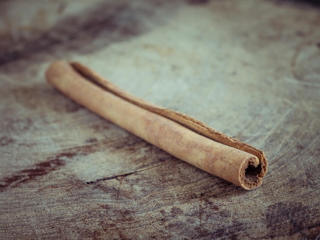 Foto hochwinkelansicht von holz auf dem tisch