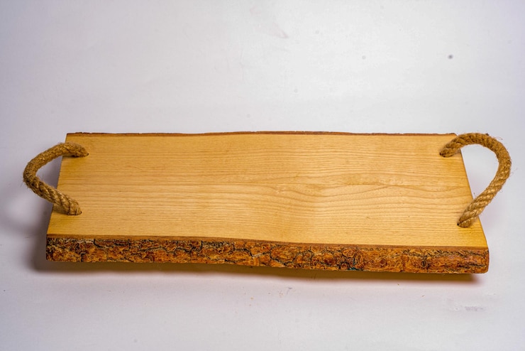 Foto hochwinkelansicht von holz auf tisch vor weißem hintergrund