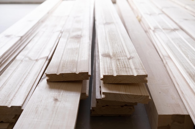 Foto hochwinkelansicht von holzplatten auf dem tisch