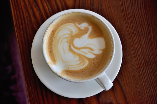 Hochwinkelansicht von Kaffee auf einem Holztisch