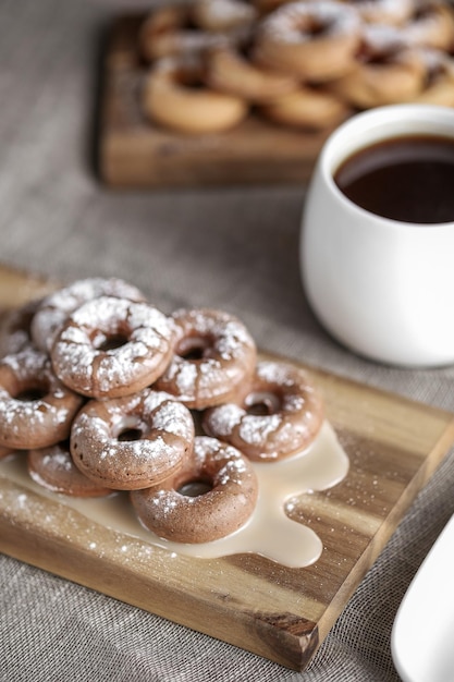 Foto hochwinkelansicht von kaffee mit süßem essen auf dem tisch