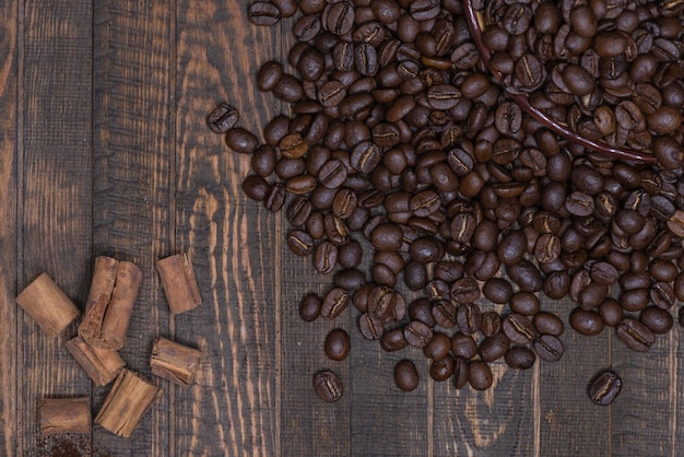 Foto hochwinkelansicht von kaffeebohnen auf dem tisch