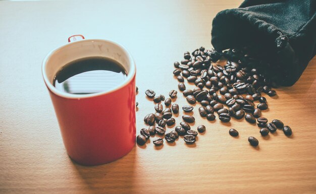 Foto hochwinkelansicht von kaffeebohnen auf dem tisch