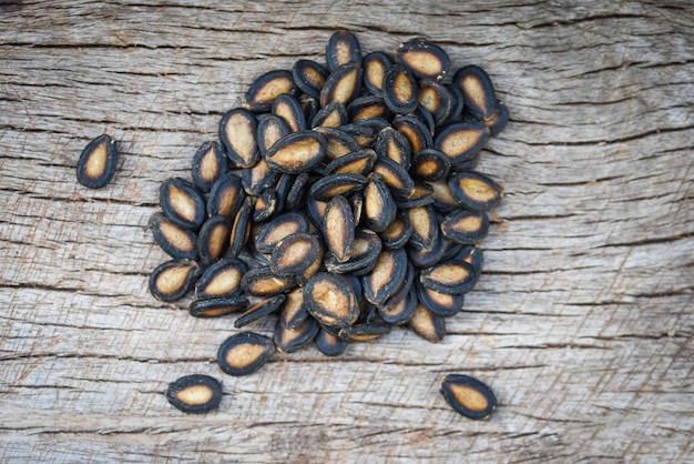 Foto hochwinkelansicht von kaffeebohnen auf dem tisch