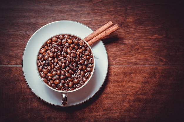 Hochwinkelansicht von Kaffeebohnen auf dem Tisch