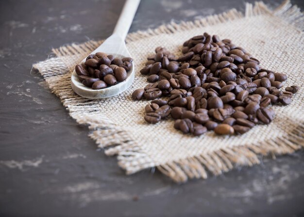 Foto hochwinkelansicht von kaffeebohnen auf dem tisch