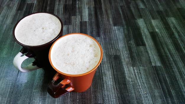 Foto hochwinkelansicht von kaffeetassen auf dem tisch