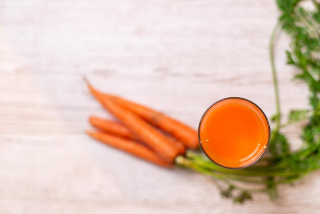 Hochwinkelansicht von Karottensaft auf dem Tisch