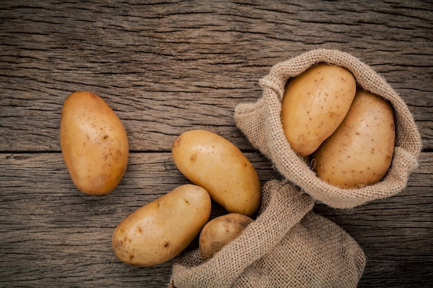 Hochwinkelansicht von Kartoffeln auf dem Tisch