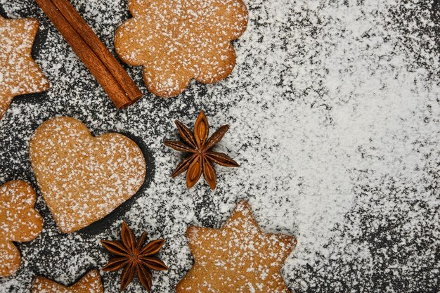 Foto hochwinkelansicht von kekse auf schnee zu weihnachten