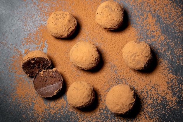 Hochwinkelansicht von Keksen auf dem Tisch