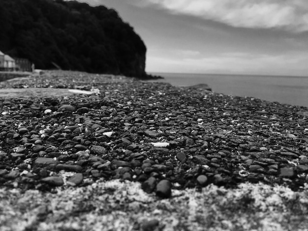 Foto hochwinkelansicht von kieselsteinen am strand gegen den himmel