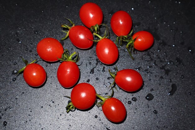 Foto hochwinkelansicht von kirschtomaten