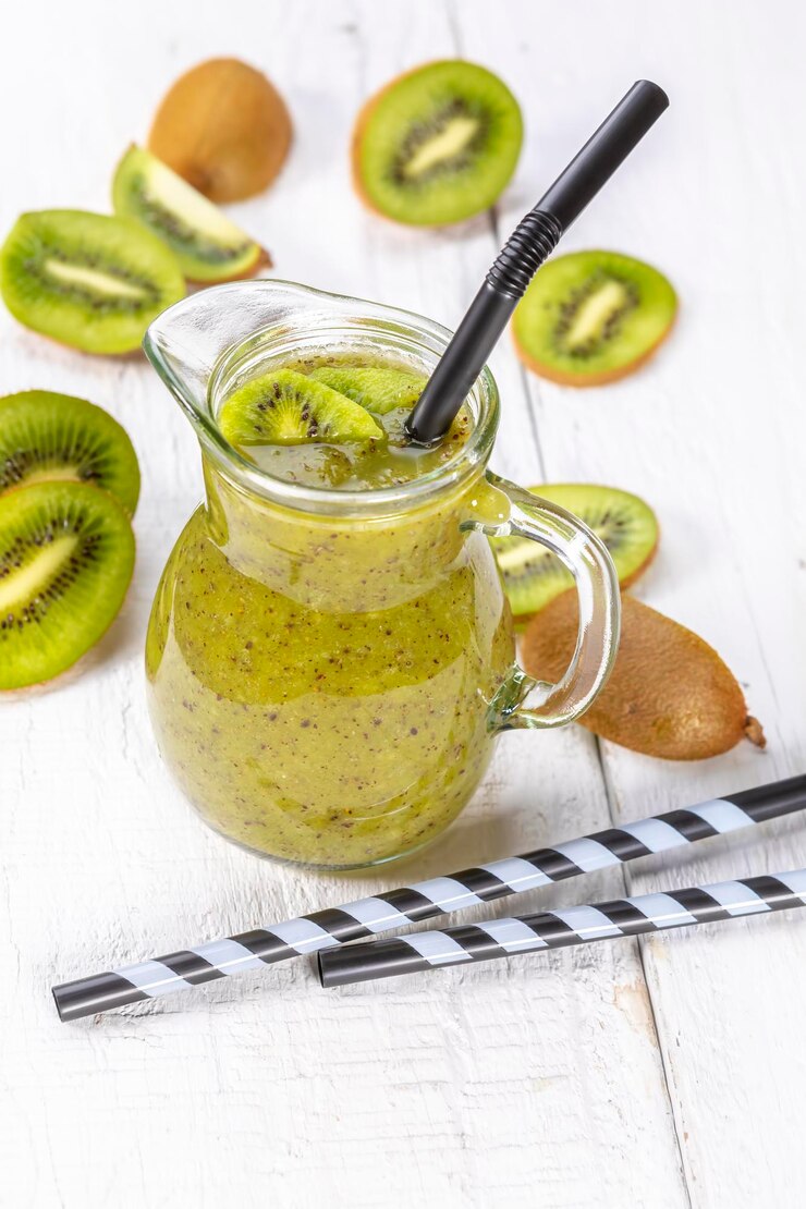 Foto hochwinkelansicht von kiwi-saft auf dem tisch