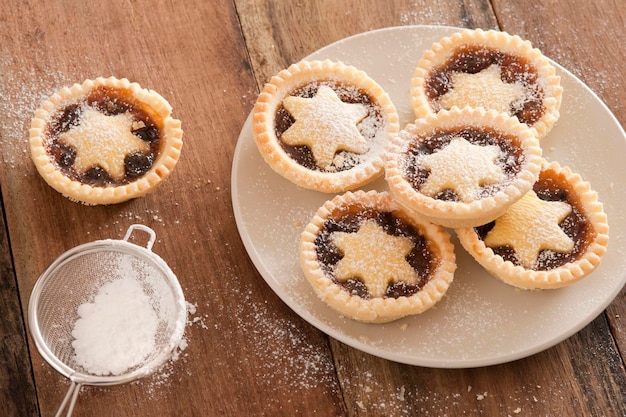 Foto hochwinkelansicht von kuchen auf dem teller während weihnachten auf dem tisch