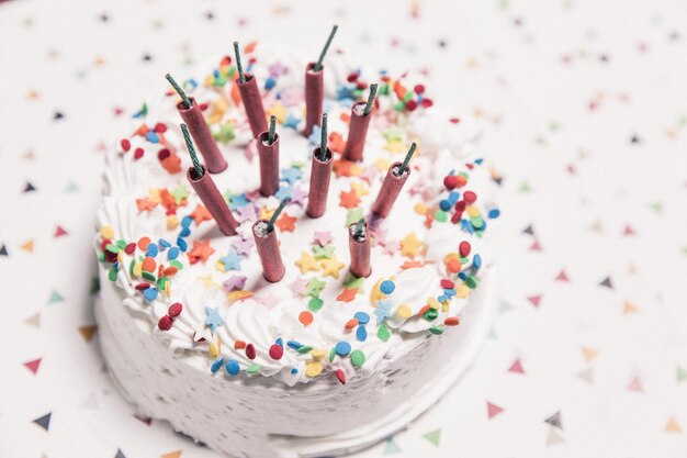 Foto hochwinkelansicht von kuchen mit feuerwerk