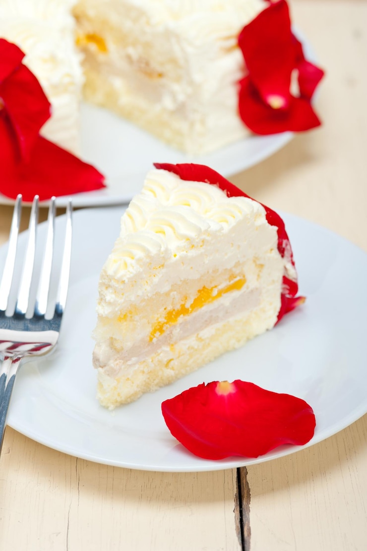 Foto hochwinkelansicht von kuchenstücke auf dem teller auf dem tisch