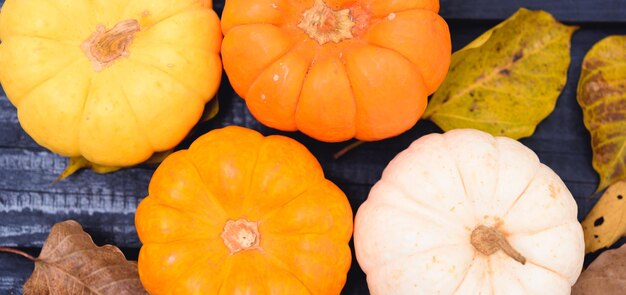 Foto hochwinkelansicht von kürbissen auf dem markt