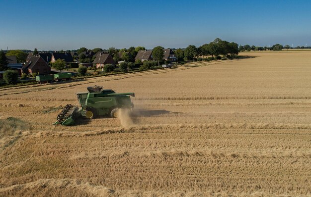 Foto hochwinkelansicht von landwirtschaftlichen maschinen auf dem feld