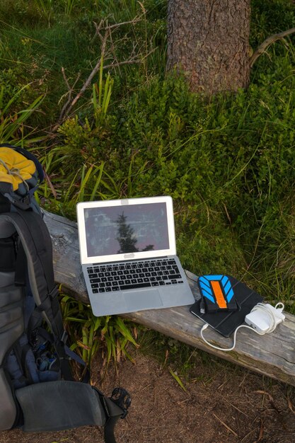 Foto hochwinkelansicht von laptop auf dem feld