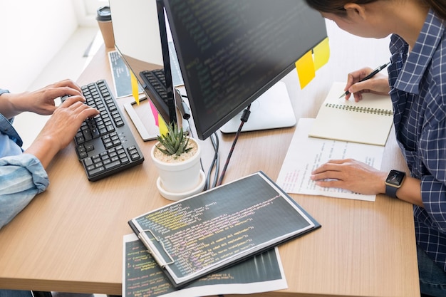 Hochwinkelansicht von Leuten, die am Schreibtisch arbeiten