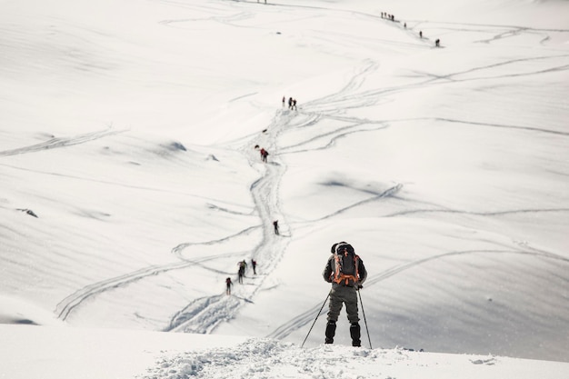 Hochwinkelansicht von Leuten, die auf einem schneebedeckten Berg Ski fahren