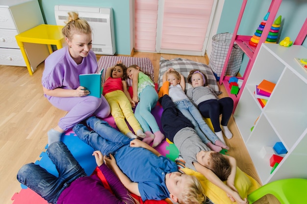 Foto hochwinkelansicht von leuten, die zu hause einen laptop benutzen