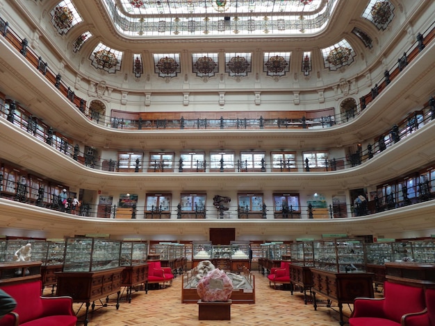 Hochwinkelansicht von Leuten in der Bibliothek