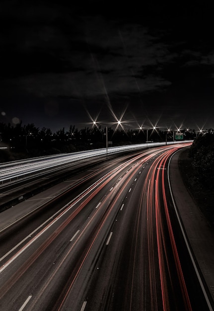 Hochwinkelansicht von Lichtspuren auf der Straße gegen den Nachthimmel