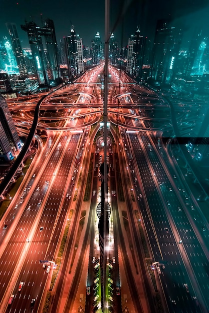 Hochwinkelansicht von Lichtspuren auf der Straße gegen Gebäude bei Nacht
