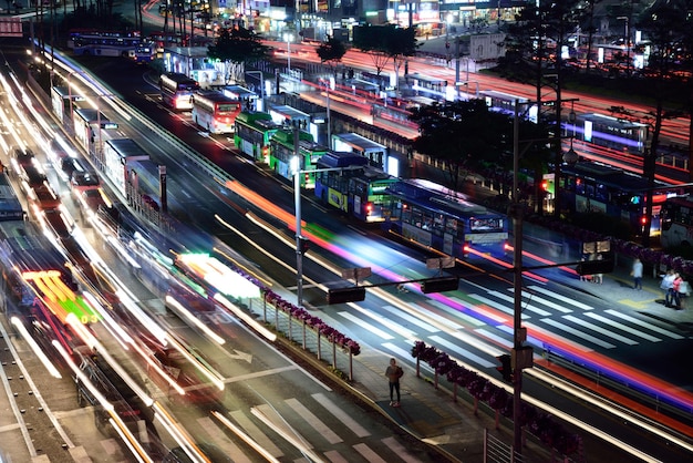 Hochwinkelansicht von Lichtspuren auf der Straße in der Nacht