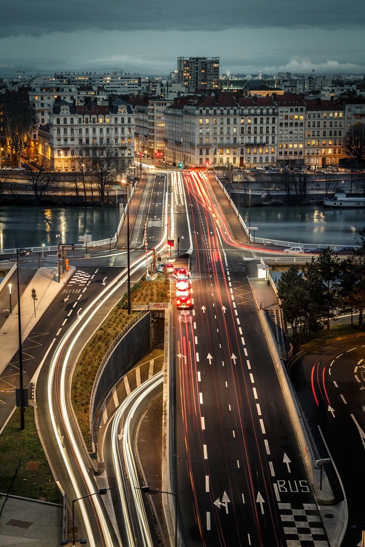 Foto hochwinkelansicht von lichtspuren auf der straße in der nacht