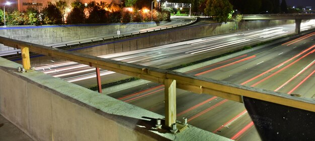 Foto hochwinkelansicht von lichtspuren auf der straße von der brücke aus