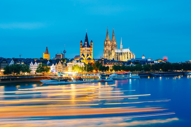 Hochwinkelansicht von Lichtspuren auf einem Fluss in der Stadt gegen den blauen Himmel