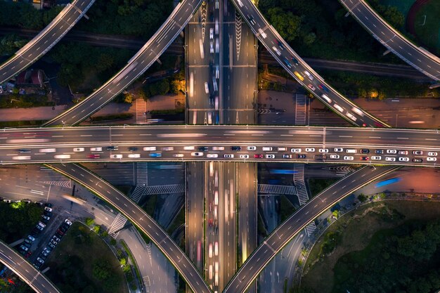 Hochwinkelansicht von Lichtspuren auf Straßen in der Stadt