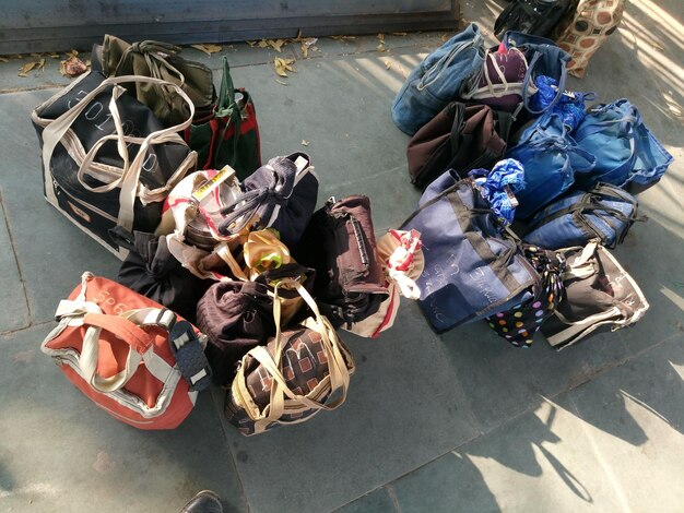 Foto hochwinkelansicht von lunchboxen in taschen am bahnhof