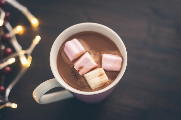 Hochwinkelansicht von Marshmallows in heißer Schokolade
