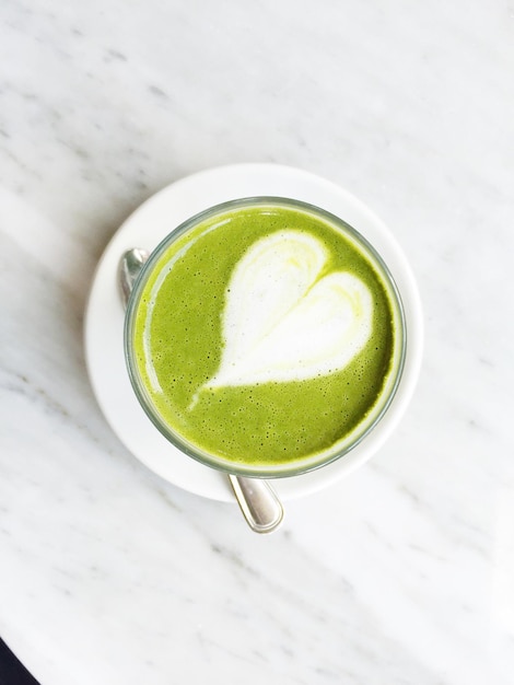 Hochwinkelansicht von Matcha-Tee auf dem Tisch