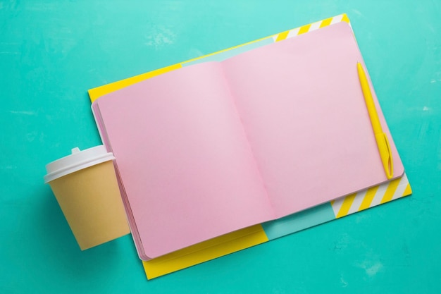 Hochwinkelansicht von mehrfarbigem Papier auf dem Tisch