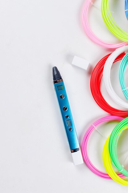 Hochwinkelansicht von mehrfarbigen Bleistiften auf dem Tisch