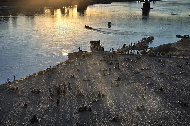 Foto hochwinkelansicht von menschen am strand