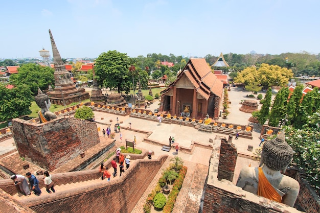 Hochwinkelansicht von Menschen am Wat Yai chai Mongkhon