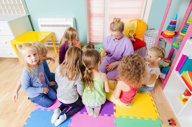 Hochwinkelansicht von Menschen an einer mehrfarbigen Wand