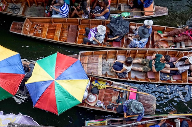 Foto hochwinkelansicht von menschen auf booten im fluss