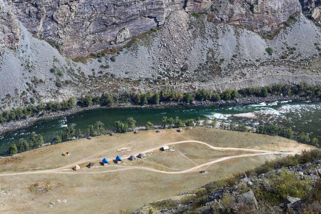 Foto hochwinkelansicht von menschen auf felsen an der küste