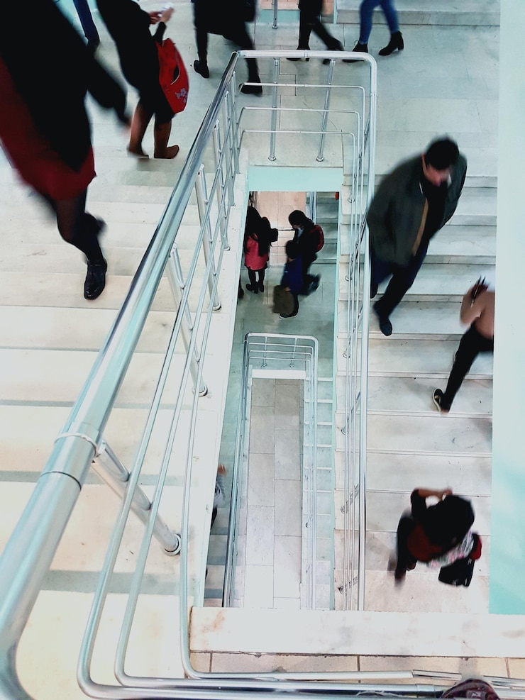 Foto hochwinkelansicht von menschen auf treppen